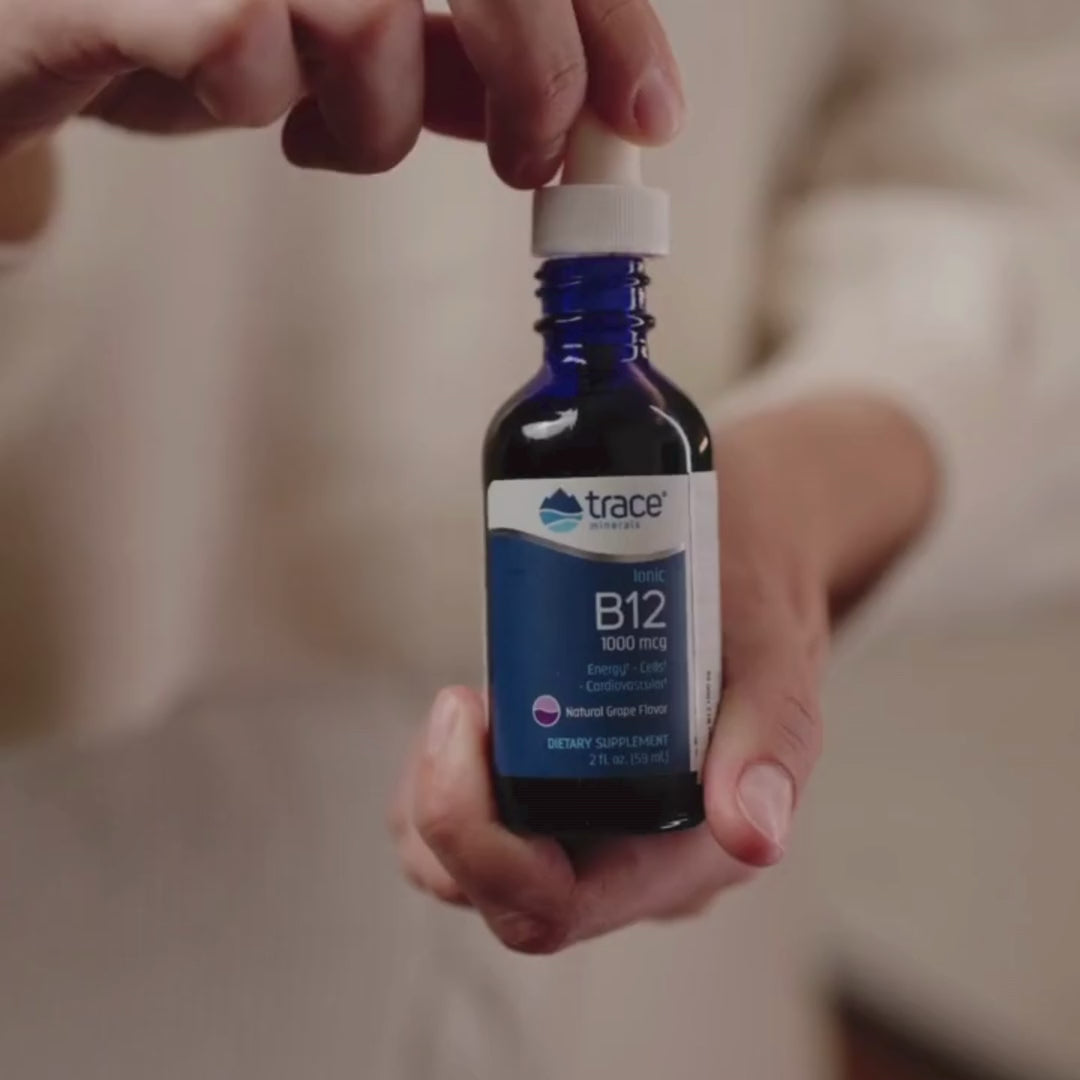 Įkelti vaizdo įrašą: skystas, raudonos spalvos vitaminas B12 su pipete.