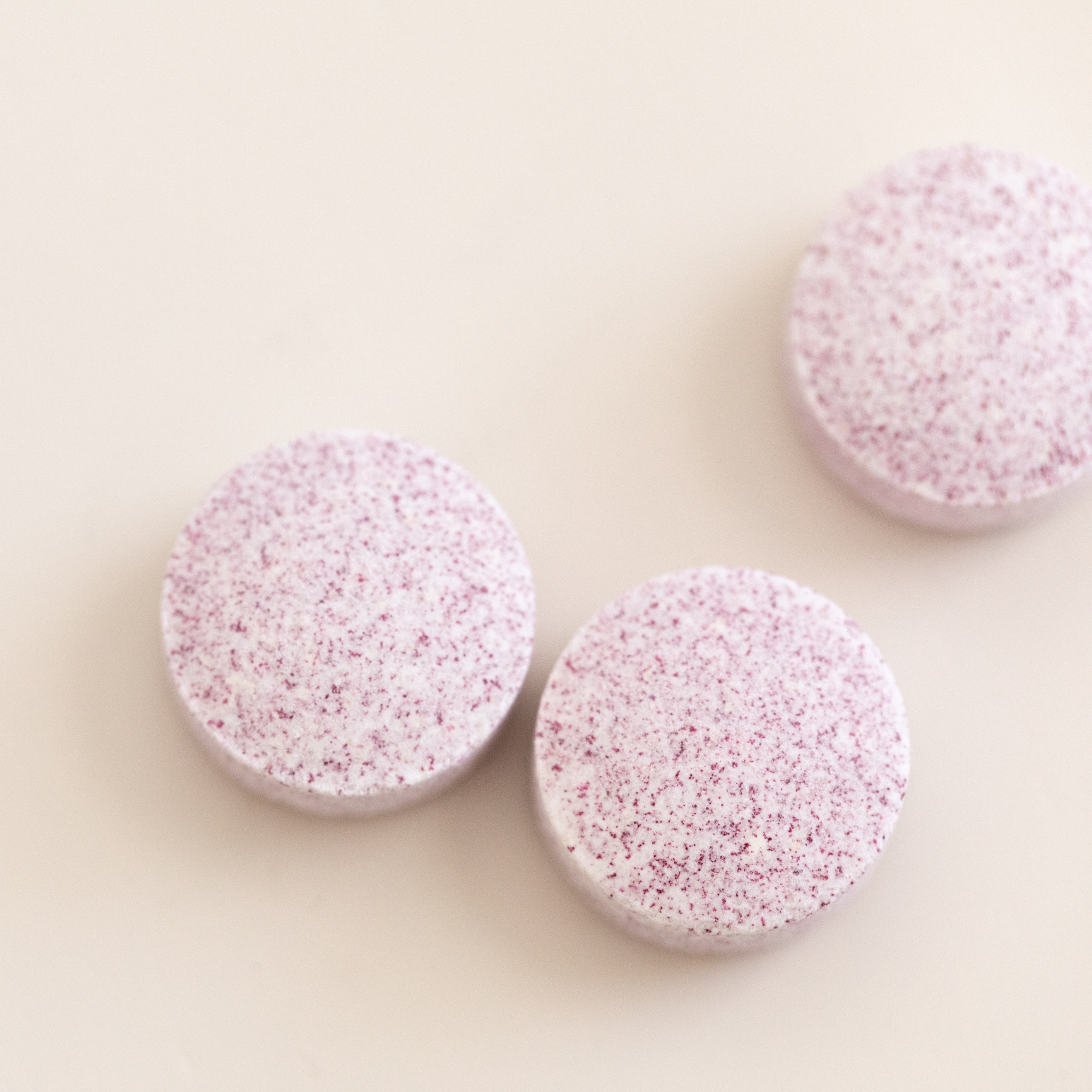 Trace minerals cinko ir vitamino C tabletės šviesniame fone