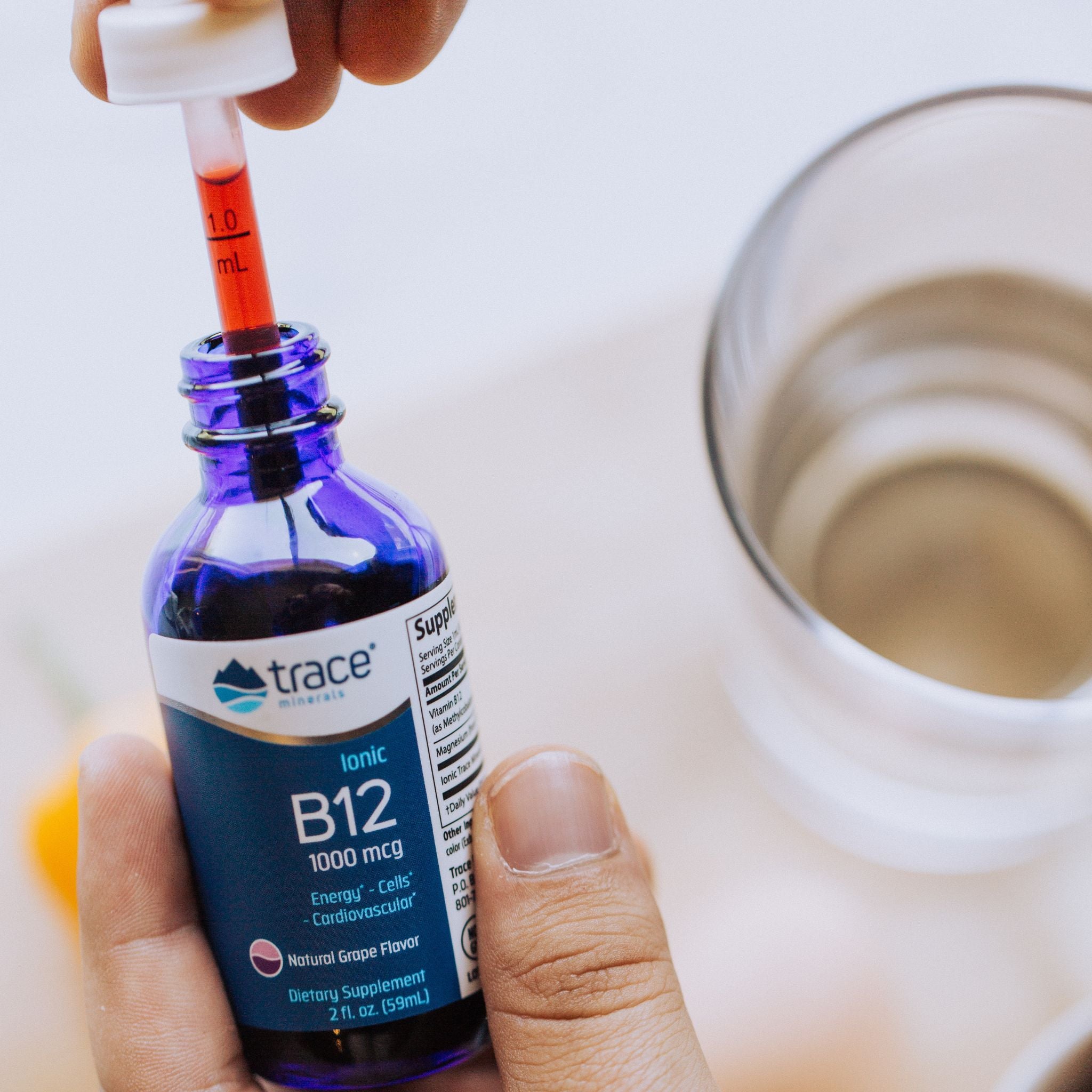 Trace Minerals vitamino B12 pakuotė ir pipetė su skystu maisto papildu. Raudona vitamino spalva.